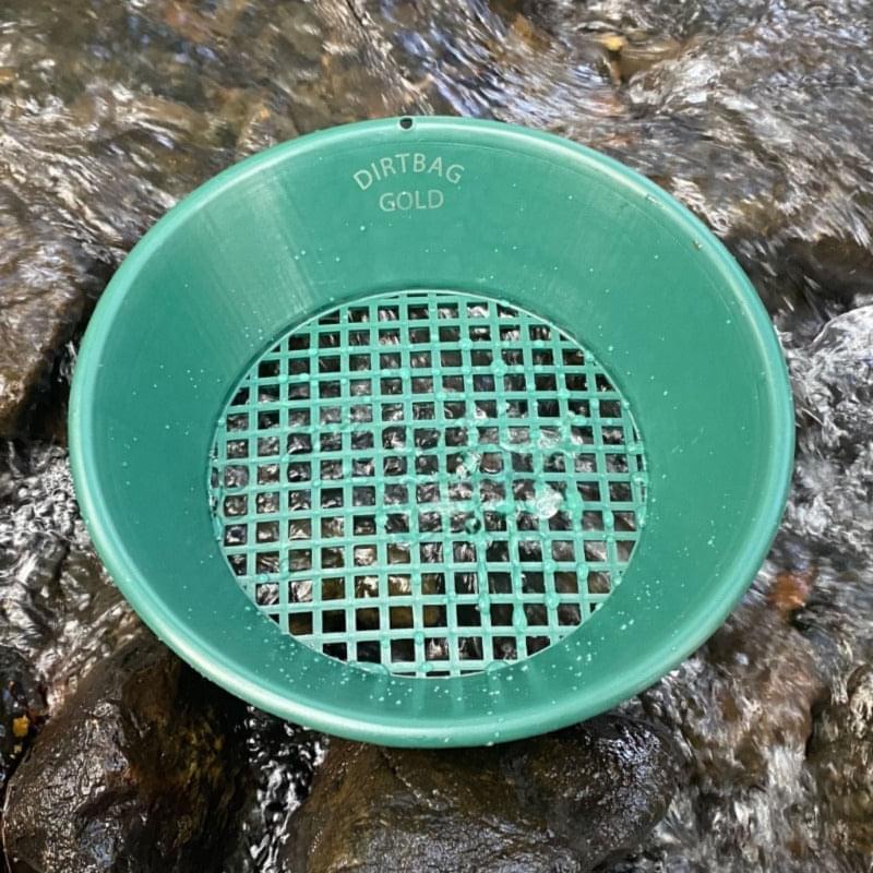 Whether you're a novice or seasoned prospector, this lightweight and portable set equips you with the tools to sift through dirt and gravel effortlessly, allowing you to classify your concentrates with ease.